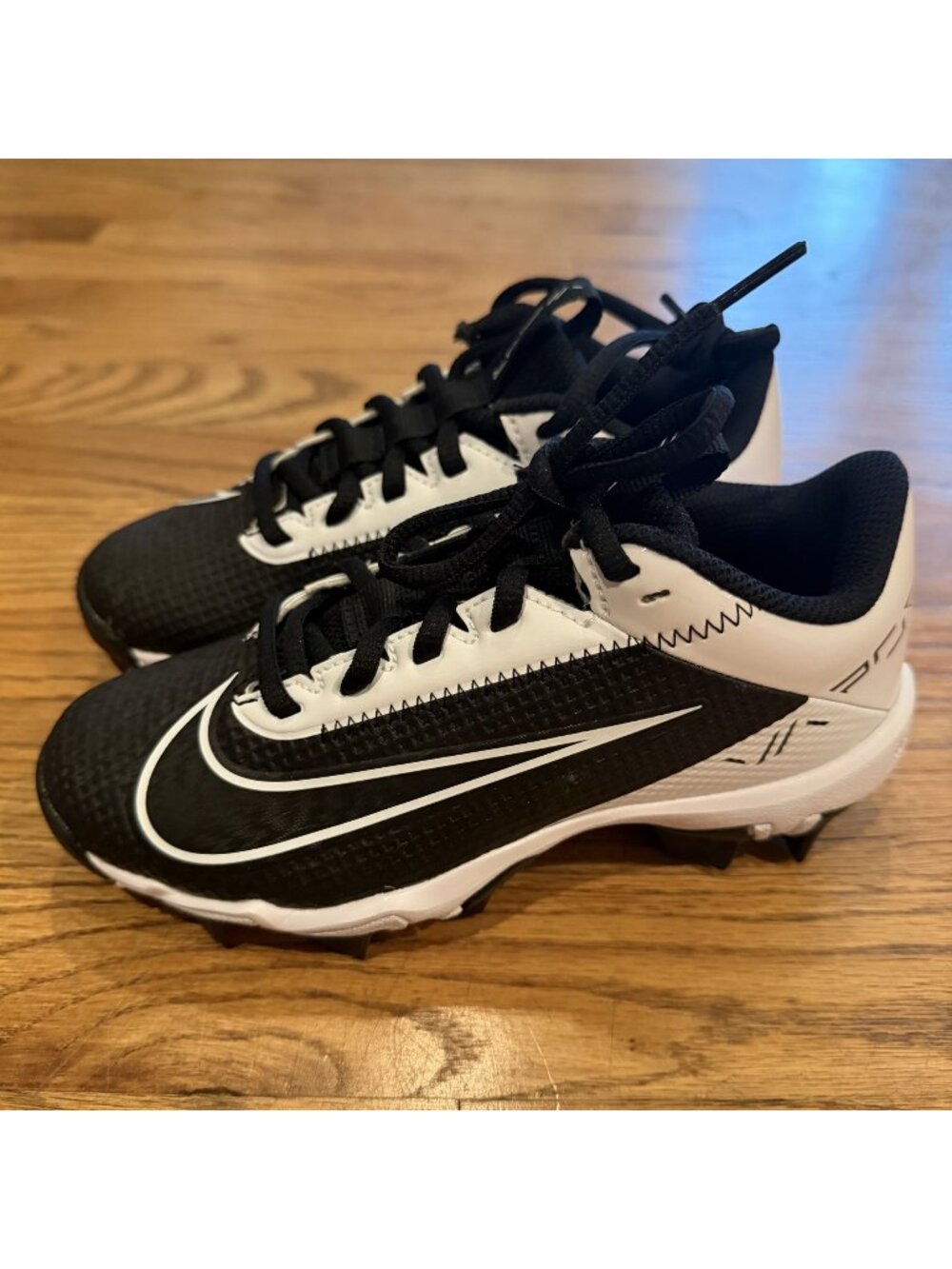 NIKE FASTFLEX YOUTH CLEATS NWOB 13C BLACK AND WHITE